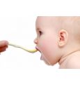 Ученые объяснили, почему нельзя долго кормить детей из ложечки