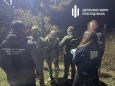 На Одещині ДБР викрило правоохоронця, який за гроші пропускав через транзитну ділянку дороги з Молдовою чоловіків призовного віку