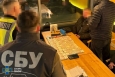 СБУ та Нацполіція затримали посадовця КМДА, який вимагав «відкат» за поставку навчального обладнання до київських шкіл
