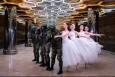 Балерини позують разом із російськими військовими в Єкатеринбурзі